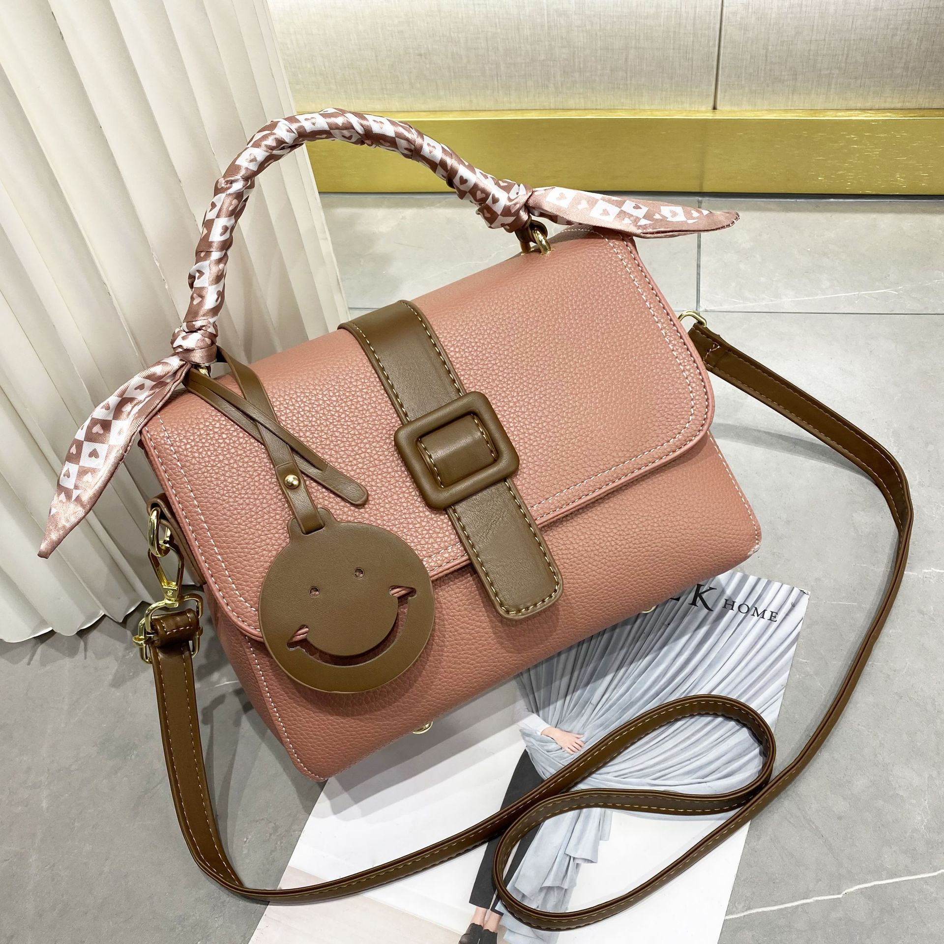 Women's handbag 2023 Spring and Autumn Fashion, fresh and elegant, hand-held women's bag color matching, single-shoulder crossbody bag with lock, versatile style Application Scenario