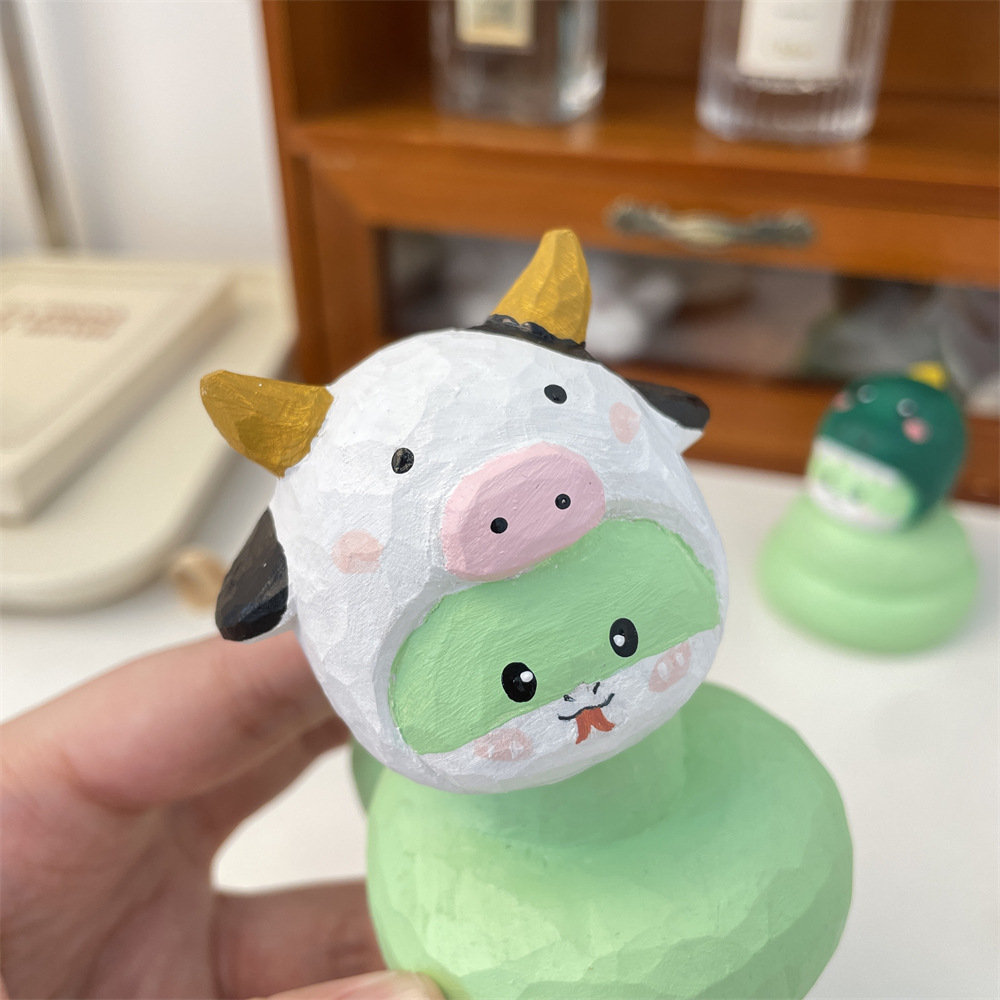 MXX4125A Woodcarving Club: Niu She Fears Car Pendant, Creative Gift, Office Q-version Cartoon Desktop Decoration Application Scenario