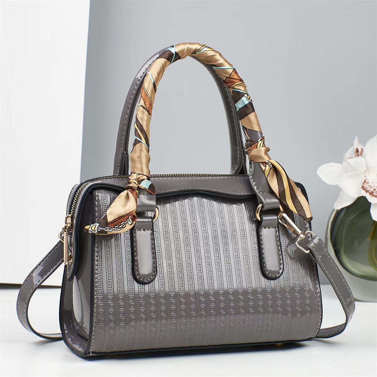 This is a new style of fashionable embossed hand-held bag for women in foreign trade in 2025, a large-capacity bag for middle-aged mothers, and a single-shoulder crossbody bag Specification drawing