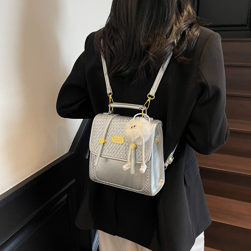 The 2025 new style of stylish and versatile casual backpack exudes a sense of sophistication and fashion for women. It's a simple and trendy backpack for going out Specification drawing