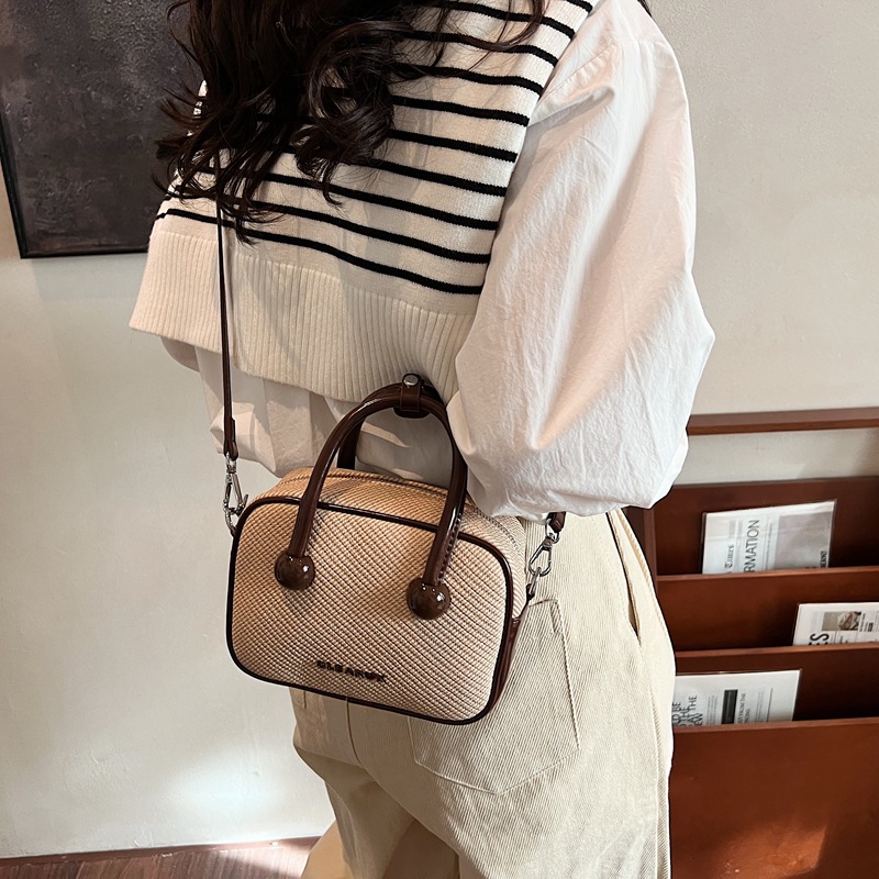 A retro and high-end pillow bag for women in 2025, a new and niche Boston bag crossbody bag Application Scenario