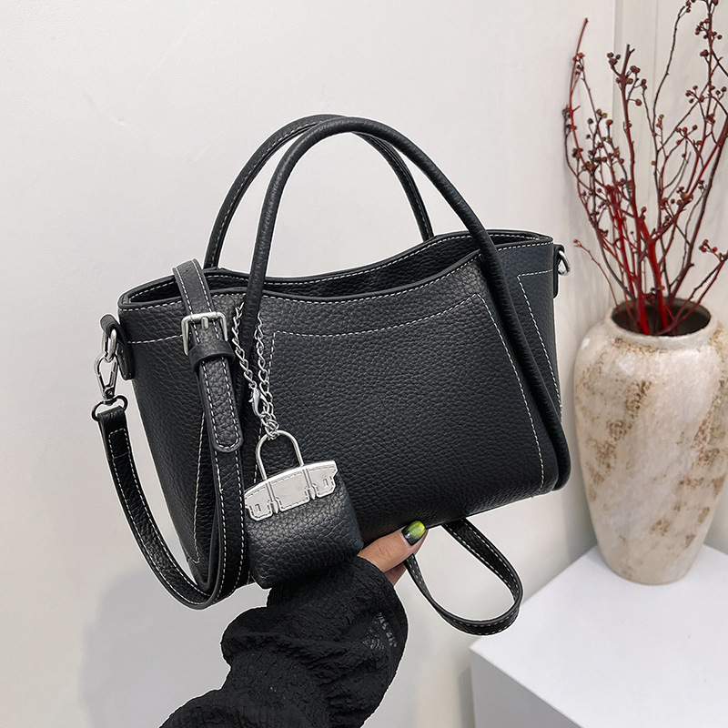 A simple and versatile hand-held bucket bag for women, a new Korean-style single-shoulder bag for work and commuting in 2024, a fashionable and high-end women's bag full figure