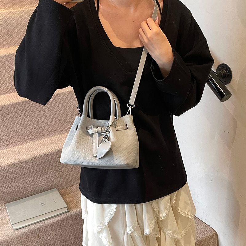 The 2025 new versatile, high-end, light luxury and niche women's bucket bag, simple hand-held vegetable basket, single-shoulder crossbody bag Application Scenario