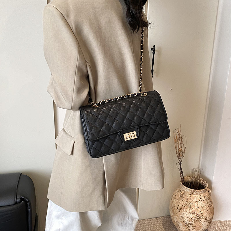 High-end and light luxury hand-held underarm bag 2025 new style diamond-shaped chain fashionable and versatile large-capacity single-shoulder crossbody bag Application Scenario