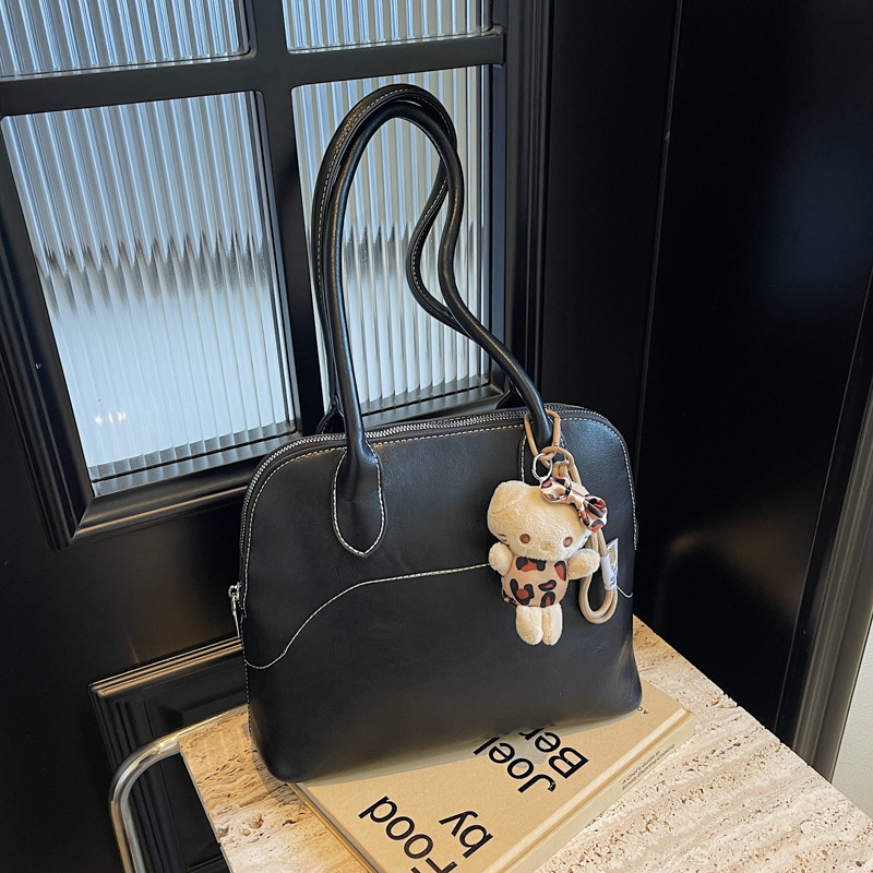 A niche design, large-capacity shell bag, underarm bag, new 2024 trendy and versatile shoulder bag, casual women's bag details Picture