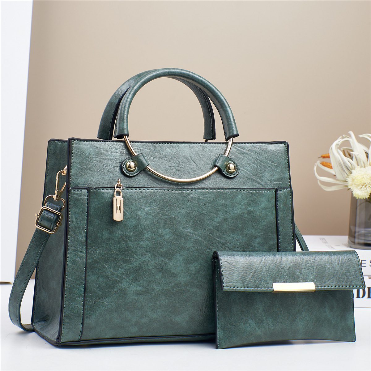 In 2024, there will be a best-selling winter large bag for foreign trade. It will be a new fashion item for women. The single-shoulder crossbody bag from the manufacturer is versatile and can be carried by hand full figure