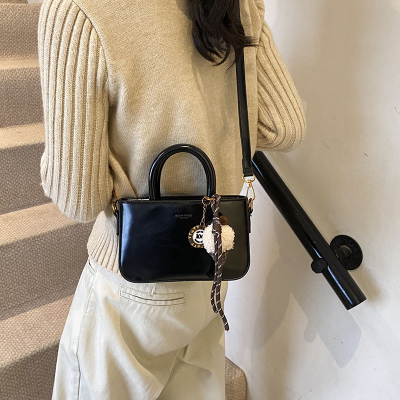 A niche, simple and stylish small crossbody bag for office items, a new 2024 trendy, versatile and casual small bag Application Scenario