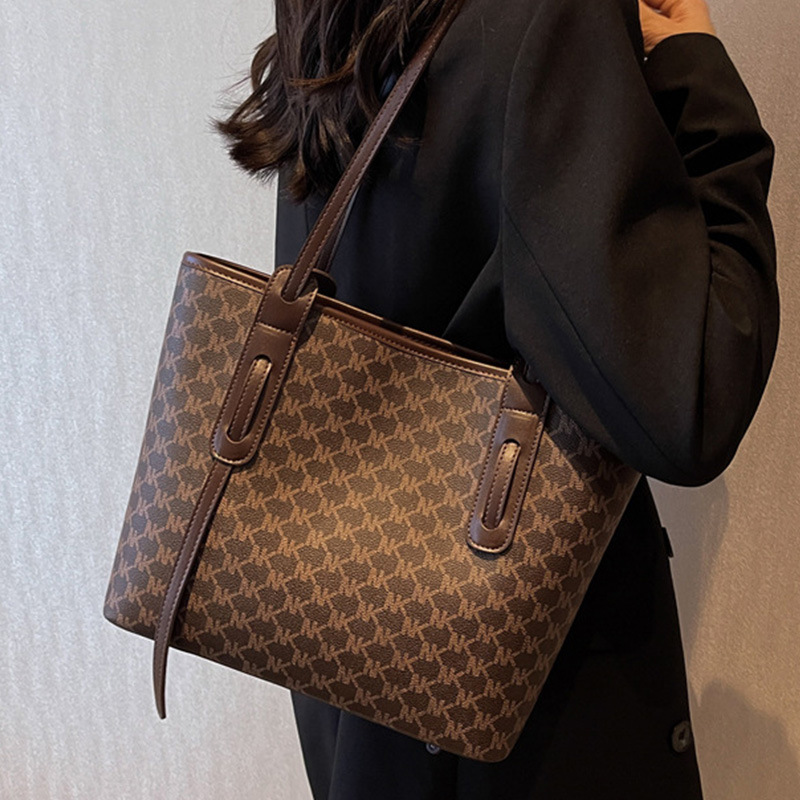 Large-capacity Korean retro women's bag, 2025 new style popular large commuter bag, trendy and fashionable single-shoulder tote bag full figure