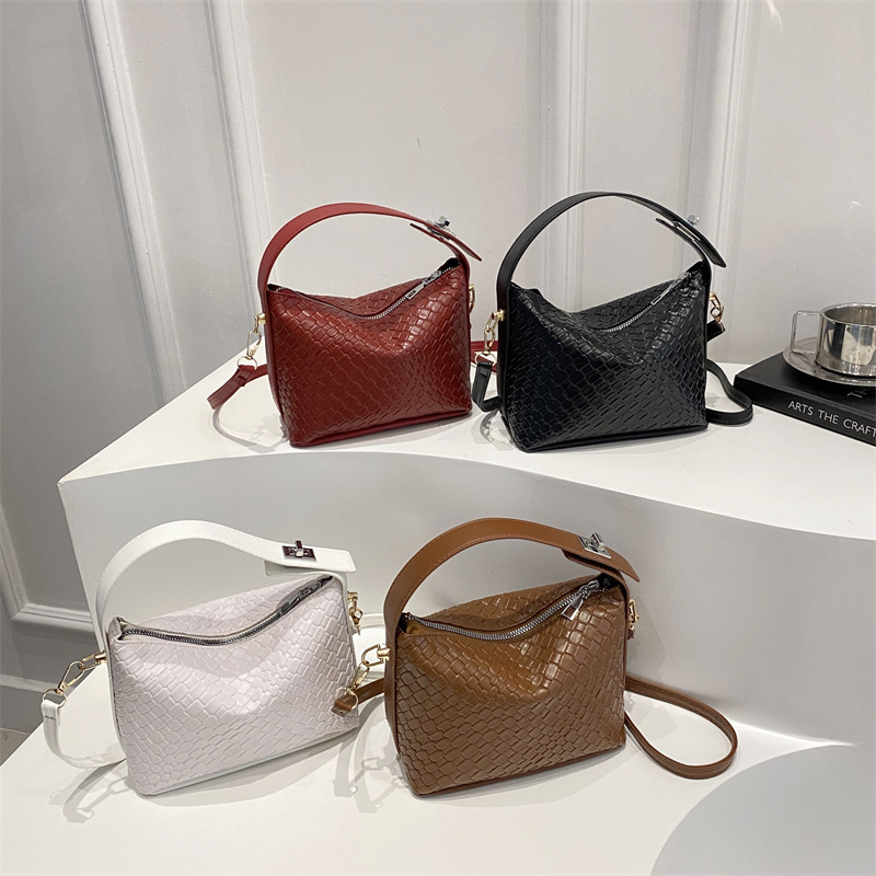 Fashionable woven small square bag, women's crossbody bag, versatile and simple underarm bag, 2025 new style single-shoulder bag, lunch box bag Application Scenario