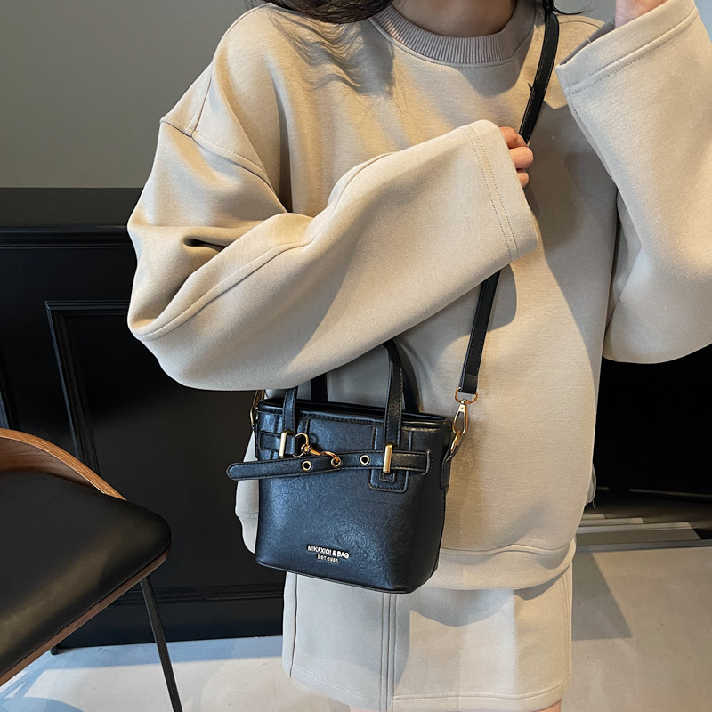 Retro and simple small handbag for women, 2024 new style hand-held bucket bag, high-end texture, casual and versatile, commuting crossbody bag Application Scenario