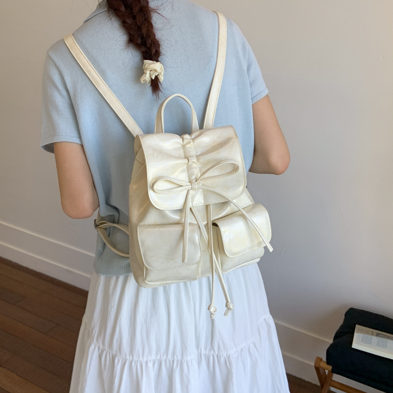 This is a new Korean-style, ladylike, niche backpack for women in 2025. It is a fashionable handbag with a high-end feel and a casual small backpack details Picture