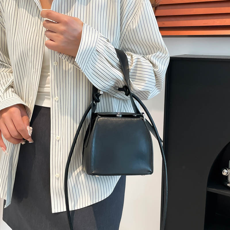 A high-end, niche hand-held square box bag for women's Spring/Summer 2025 new style, trendy, versatile and personalized design, single-shoulder crossbody bag Specification drawing