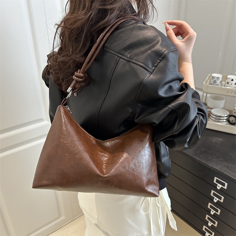 High-end large-capacity women's bag 2025 new spring single-shoulder underarm bag, niche fashion crossbody tote bag details Picture