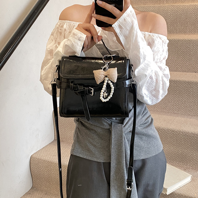 Stylish Korean-style niche handbag for women, 2025 new fashion soft leather contrasting color underarm bag, casual single-shoulder crossbody bag details Picture