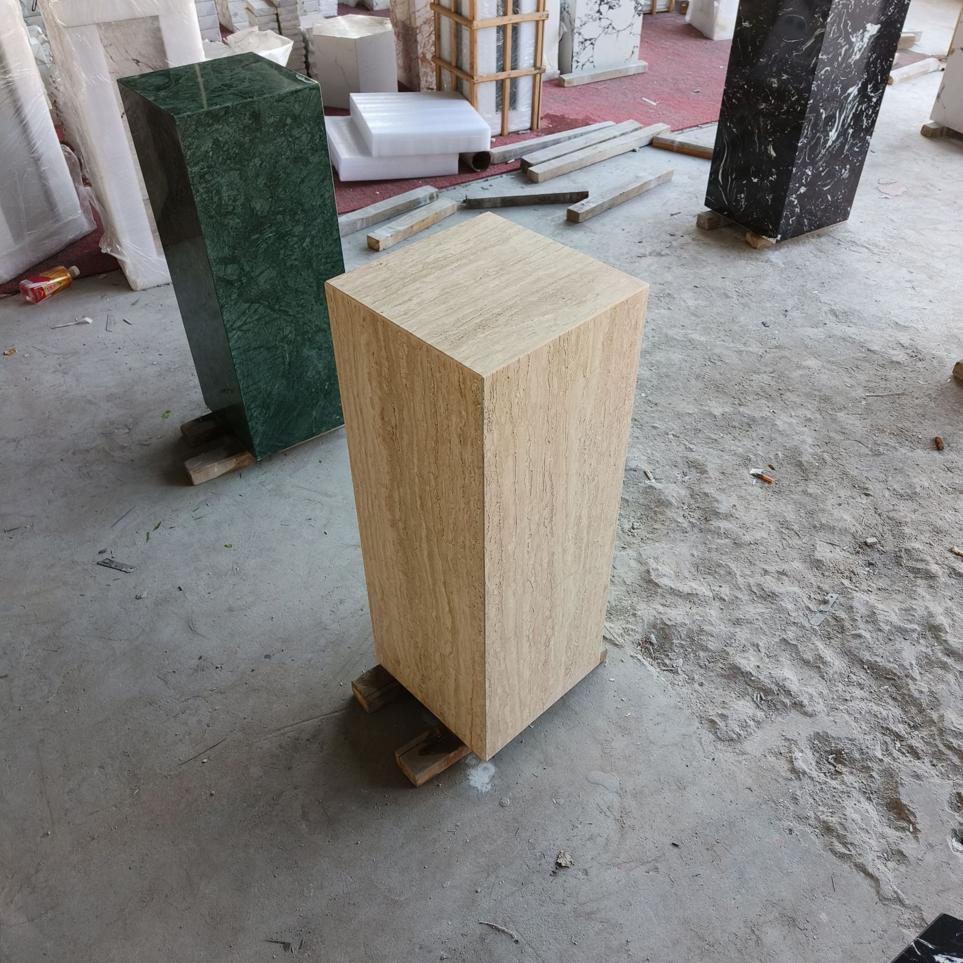 One-piece consignment of yellow cave stone columns, marble bases, sculptures, ornaments, pedestals, floor-standing entrance hall decorations and display stands Application Scenario