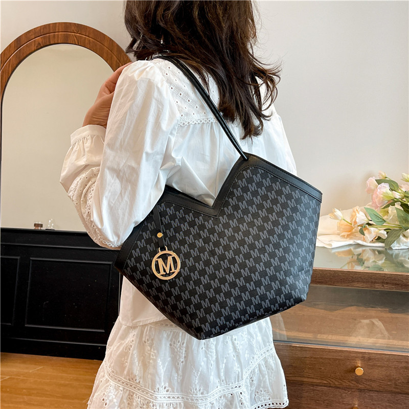 This year, the popular letter bag for women in 2025 is a new style of fashionable single-shoulder crossbody bag that is versatile and has a large capacity details Picture