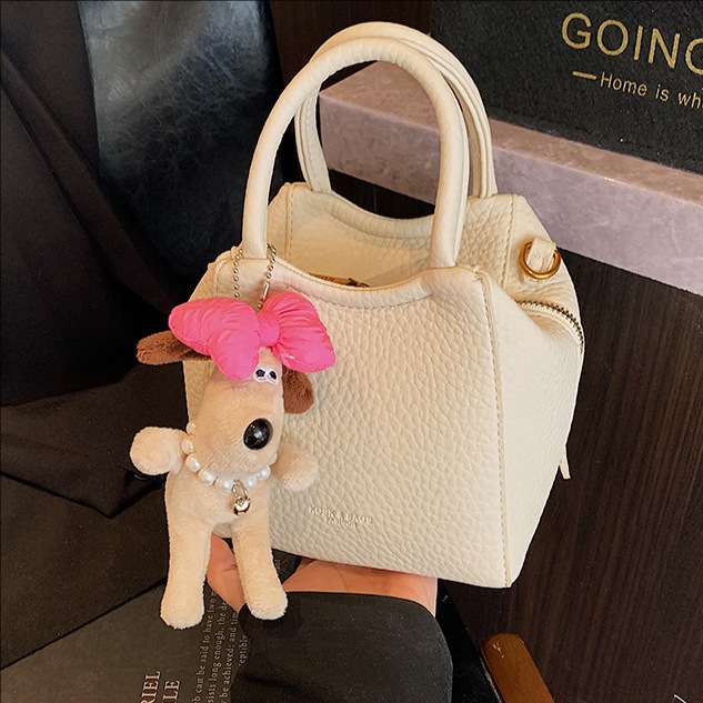 A high-end soft leather hand-held bucket bag for women, a new, niche, fashionable, simple and casual single-shoulder crossbody bag for commuting in 2025 full figure