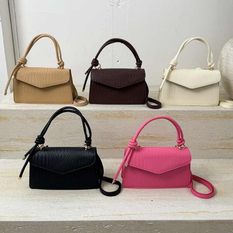 This is a stylish, simple and individualistic handbag for the summer of 2025. It's a trendy single-shoulder crossbody bag with a small square style Application Scenario
