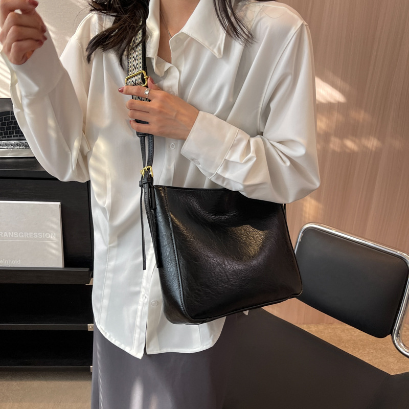 High-end retro and fashionable bucket bag for women, 2024 new style, versatile, large capacity, niche single-shoulder crossbody bag, tote bag Application Scenario