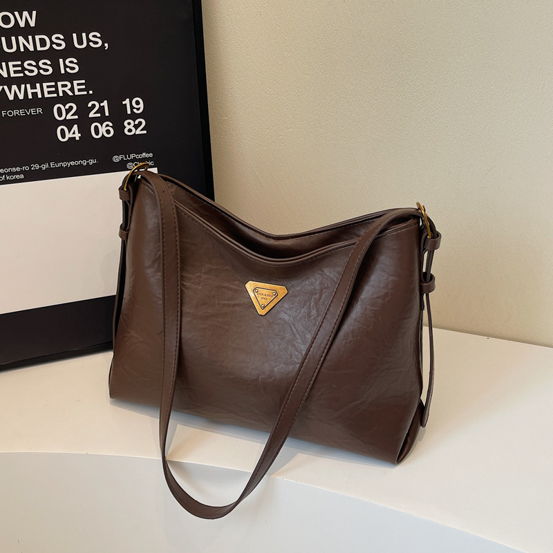 High-end Tote bag for women, 2025 new style, large-capacity commuter underarm bag, fashionable and retro single-shoulder crossbody bag Application Scenario
