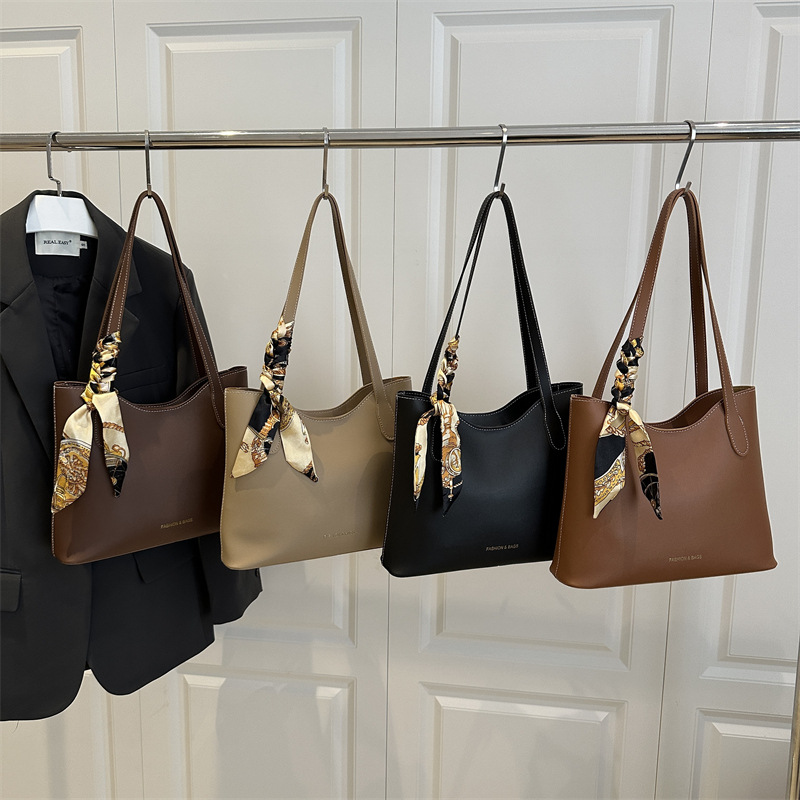 Niche design retro ins single-shoulder shopping bag, commuter bag, women's bag, 2025 new style casual tote bag Application Scenario