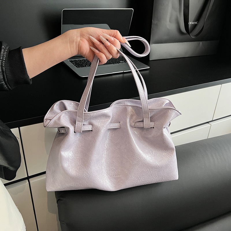The 2025 new niche pleated hand-held underarm bag, a Korean-style commuter tote bag for women, and a retro, simple and versatile single-shoulder bag Application Scenario