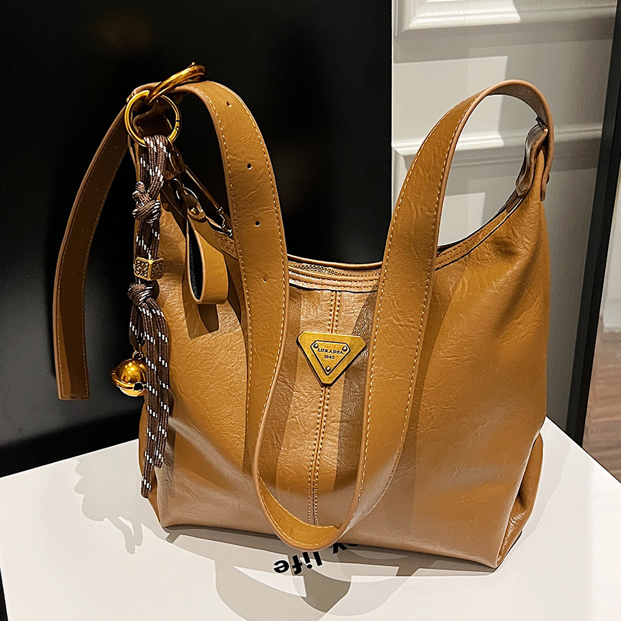 Large-capacity women's retro 2024 new casual and niche design single-shoulder crossbody bag, versatile commuting dumpling bag full figure