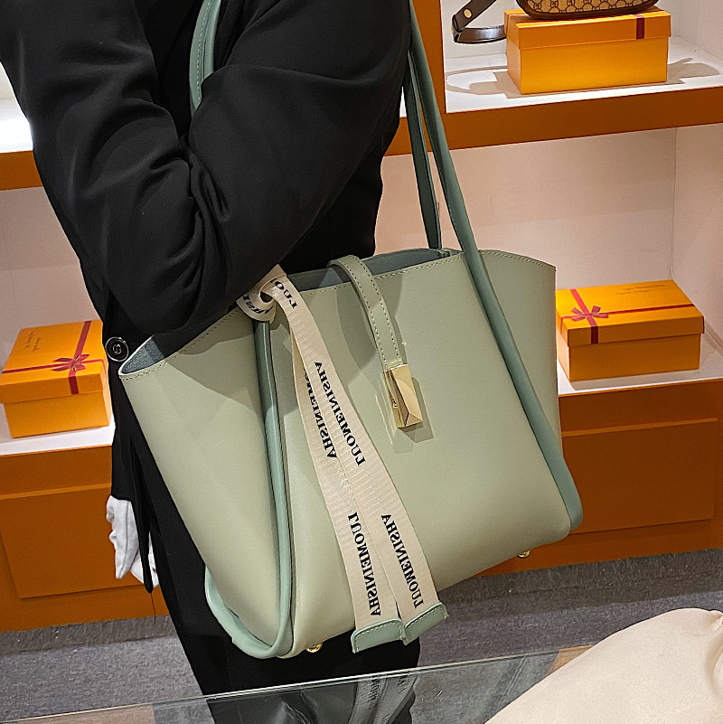 The new 2025 large-capacity women's bag is trendy, versatile and stylish. It's a single-shoulder bag for classes and commuting Application Scenario