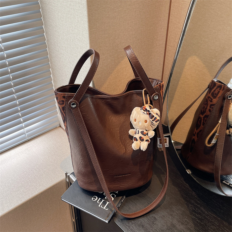 Retro and fashionable bucket bag for women, 2024 new model, large capacity, commuting and casual, versatile shoulder bag, high-end underarm bag details Picture