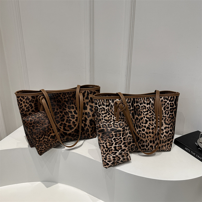 Personalized leopard print casual ins large-capacity, stylish 2024 autumn tote hand-held shoulder women's large bag Application Scenario