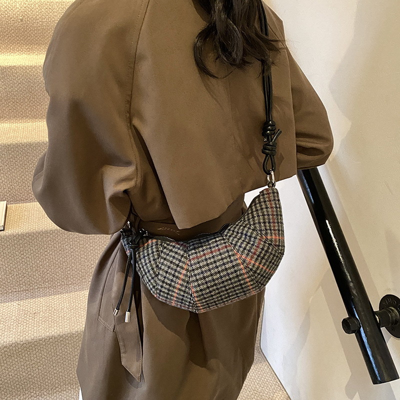 High-end and niche design crossbody bag for women, 2024 new checkered croissant bag, retro and fashionable underarm dumpling bag Application Scenario