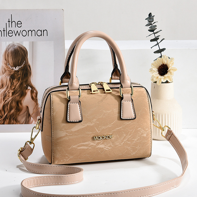 The 2024 new trendy single-shoulder crossbody bag for women is fashionable and versatile. It's a large-capacity bag for middle-aged moms and women details Picture