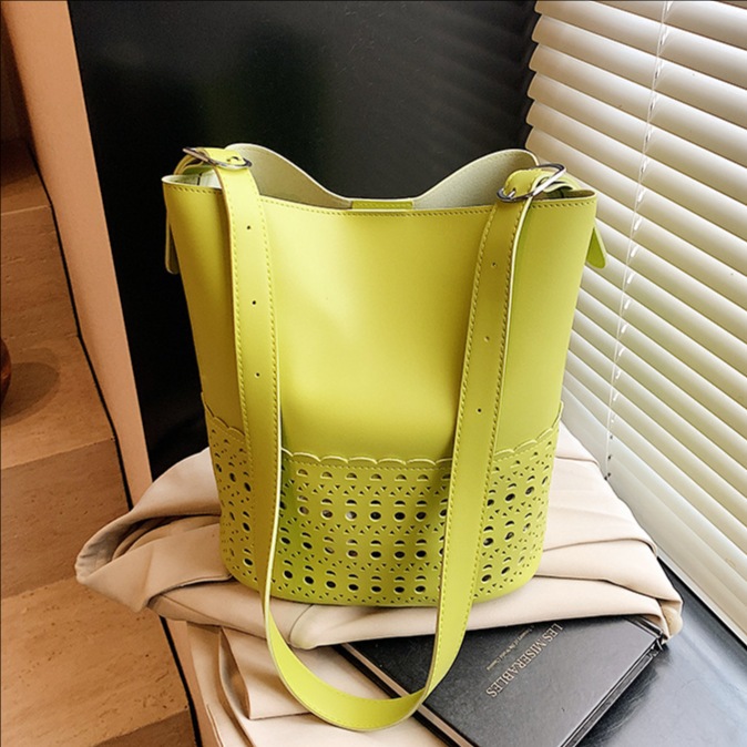 Hollowed-out solid color fashionable large-capacity bucket bag for women 2025 new style, stylish, versatile, casual and simple single-shoulder crossbody bag full figure