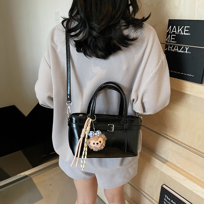2025 New Korean-style fashion belt large-capacity handbag, versatile for women, high-end texture casual single-shoulder crossbody bag Application Scenario