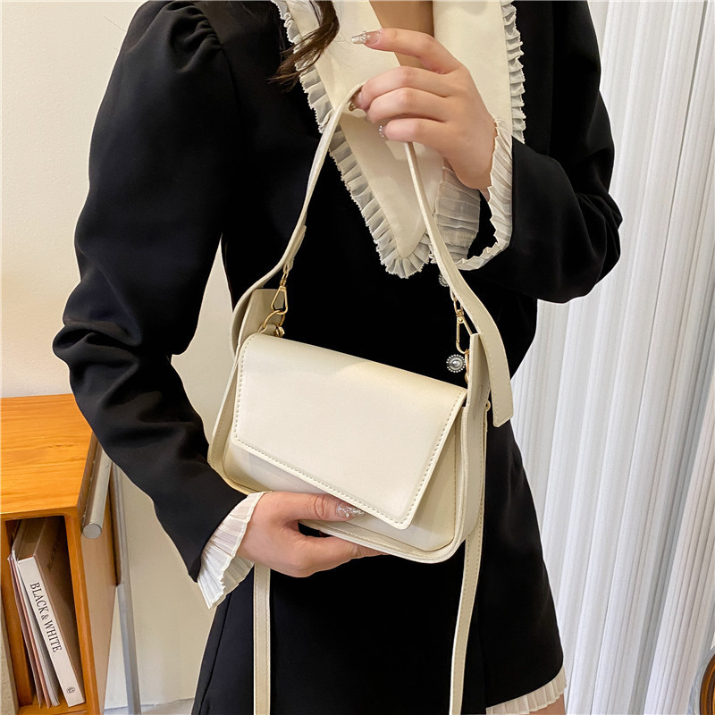The 2022 new stylish and retro single-shoulder crossbody bag with a touch of sophistication and versatility for women is a trendy and stylish small square bag details Picture