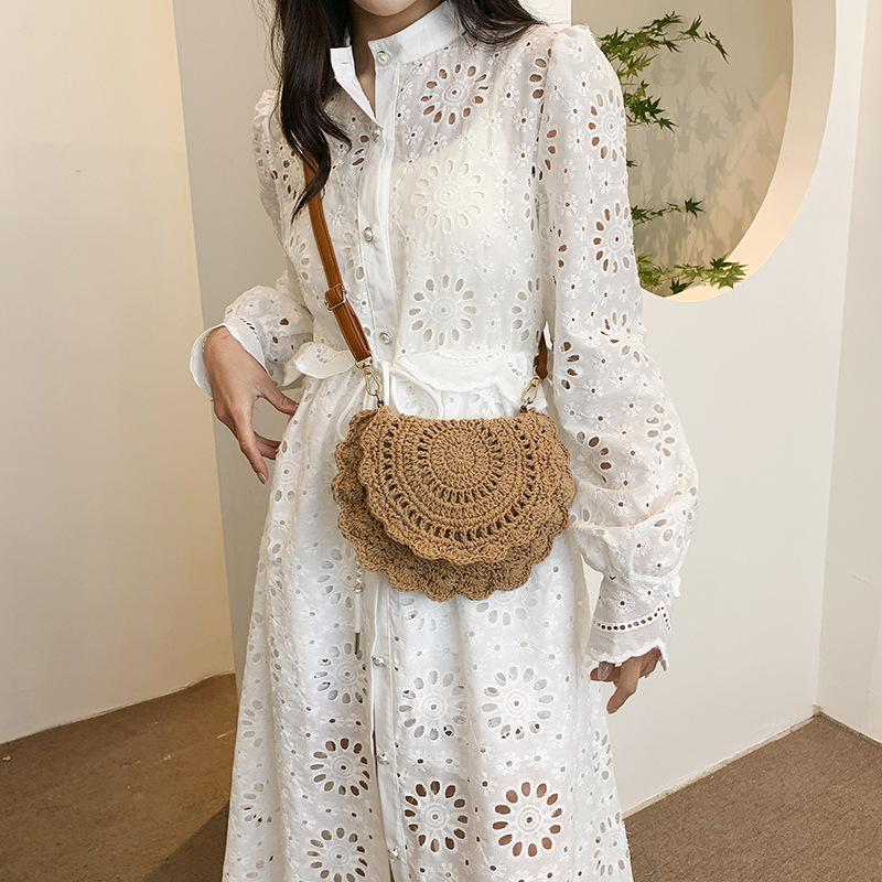 A niche design seaside vacation travel beach woven bag for women, a new 2025 casual and versatile crossbody saddle bag Application Scenario
