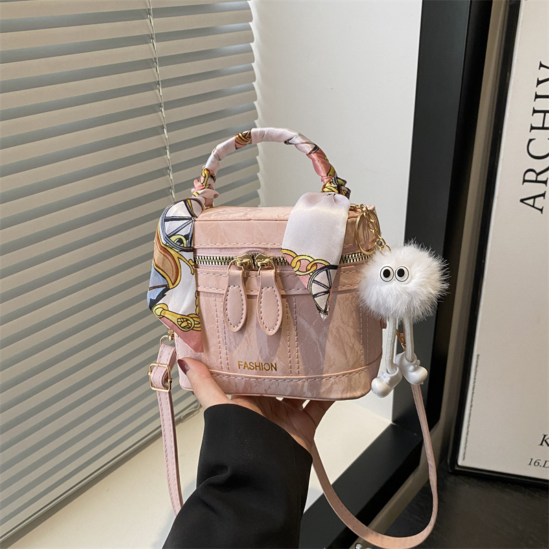 The new cross-border Korean-style versatile box bag, a popular handbag for women in 2025, is a high-quality crossbody small square bag full figure