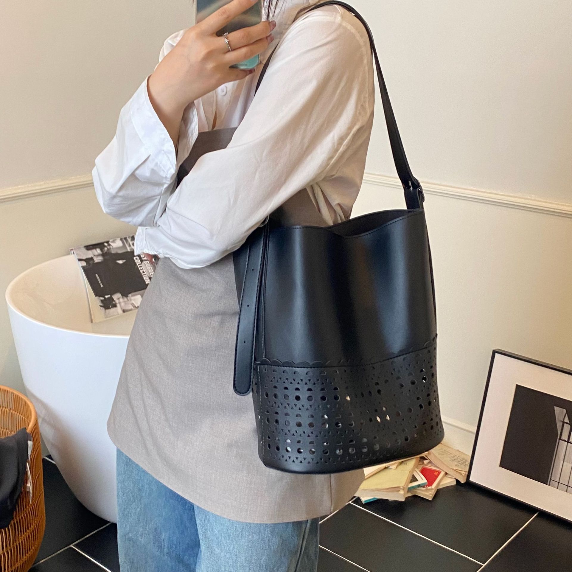 2025 New high-end hollowed-out large-capacity tote bag, women's bucket bag, commuter single-shoulder bag, hand-held crossbody bag details Picture