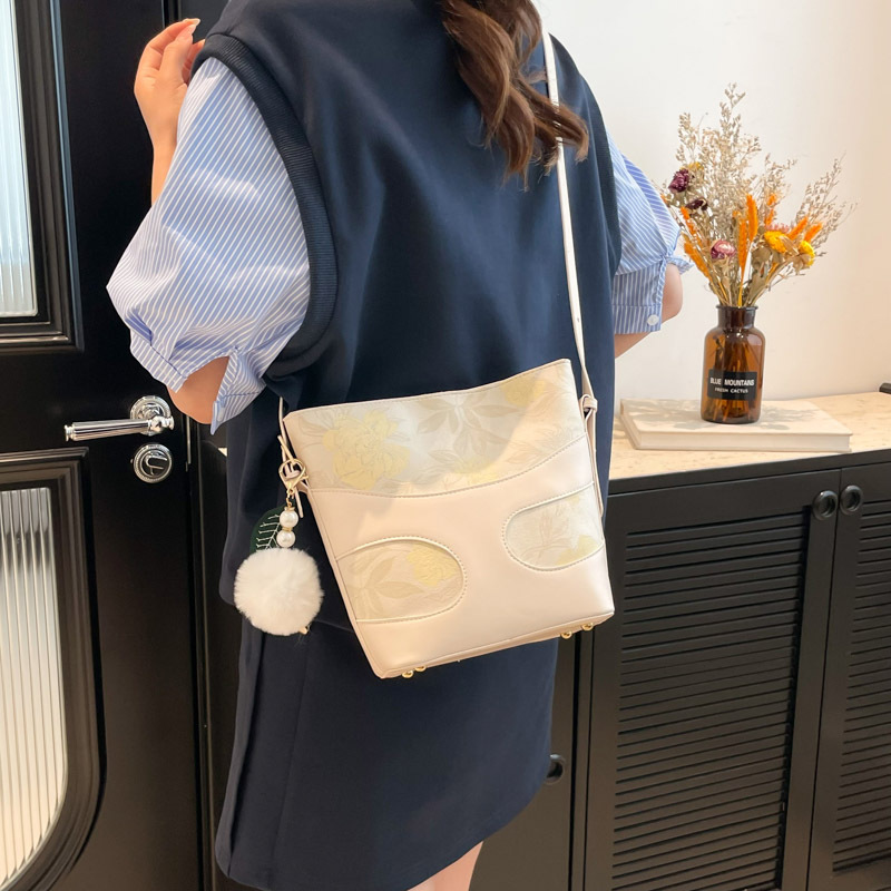 Cross-border Trend 2025 Summer New Collection Bags: Fashionable and retro handbags, single-shoulder crossbody bucket bags, women's bags Specification drawing