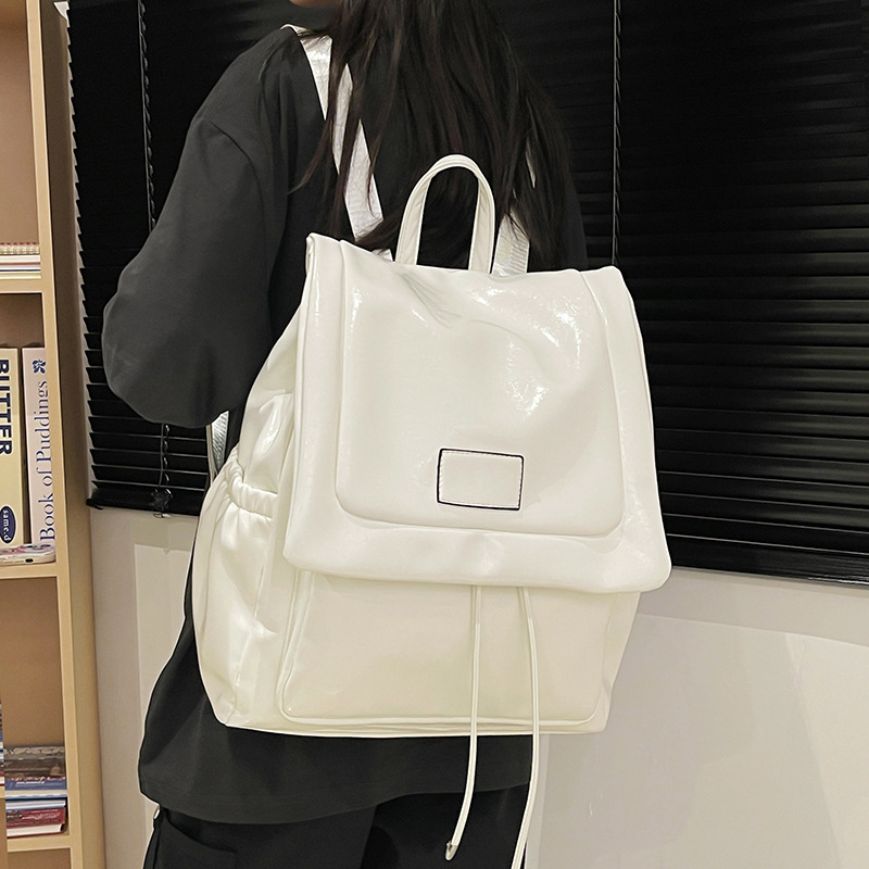 A new 2024 minimalist and trendy backpack for women, a fashionable and retro versatile travel bag for students, and a schoolbag for men Specification drawing