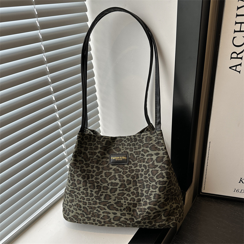 Korean version large-capacity tote bag for women, 2024 new large bag, fashionable leopard print, commuting style, single-shoulder armpit large bag full figure
