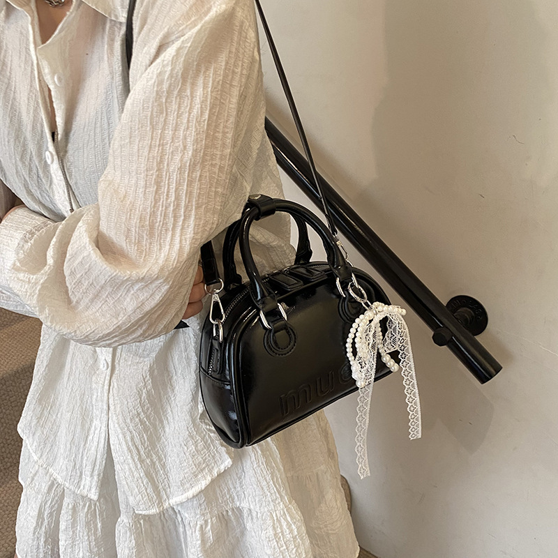 A cute girl carrying a shell bag, a Korean style Instagram trendy single-shoulder bag, a new simple and versatile women's bag for 2025 Application Scenario