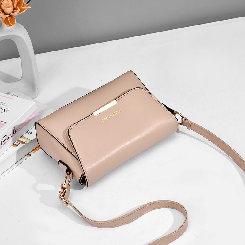 New Spring/Summer 2022 trendy and simple single-shoulder bag, large-capacity fashionable middle-aged mom bag, crossbody bag for women Application Scenario