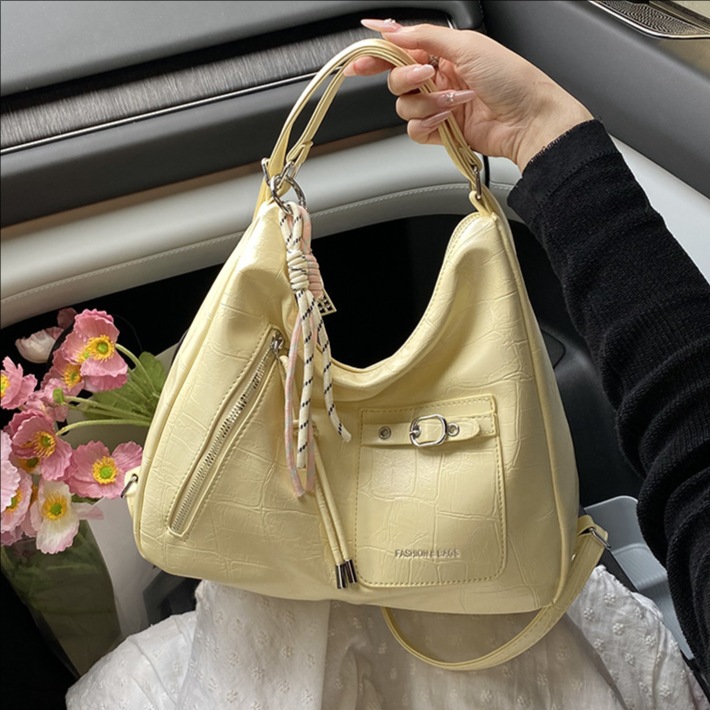 Large-capacity women's 2025 new retro and trendy niche backpack for work and commuting, a relaxed single-shoulder bag full figure