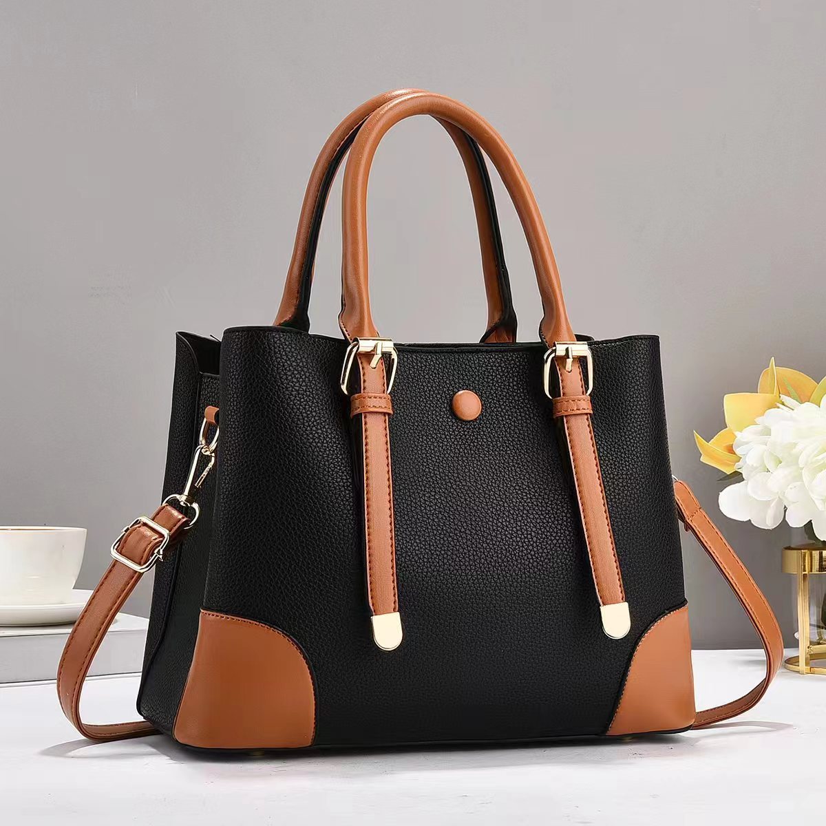 This is a new 2024 model of a fashionable and trendy handbag with lychee pattern patchwork. It is a large-capacity single-shoulder bag for women and a large crossbody bag full figure