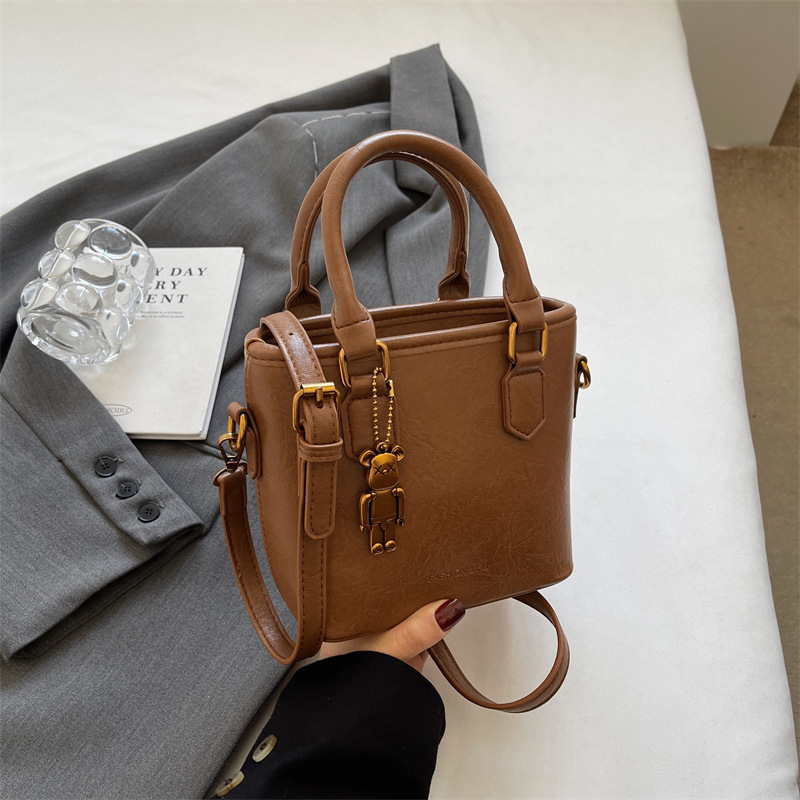 The 2024 new crossbody bag of Lady Bag is fashionable, versatile and features a niche design. This year, the simple hand-held bucket bag is in fashion Specification drawing