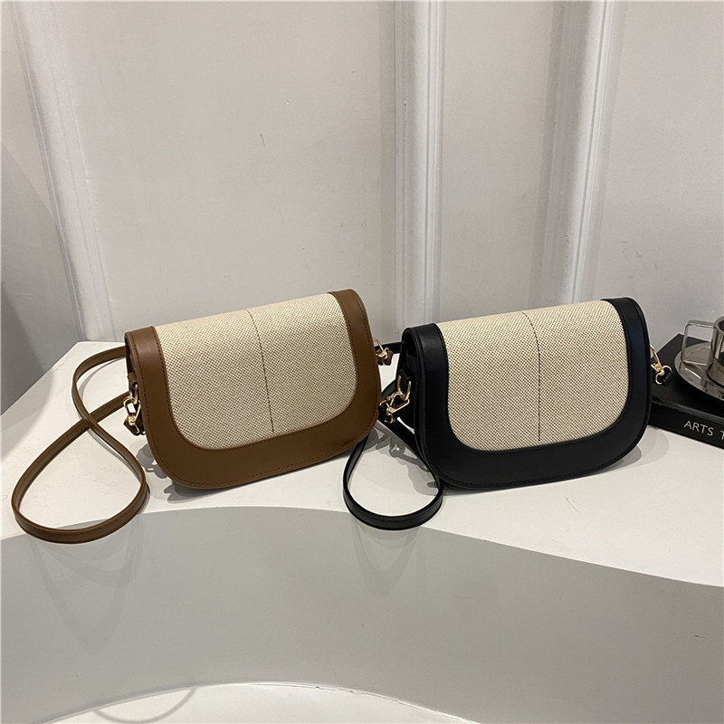 The patchwork canvas flap saddle bag is a Korean-style Instagram casual, versatile, and fashionable single-shoulder bag for commuting Application Scenario