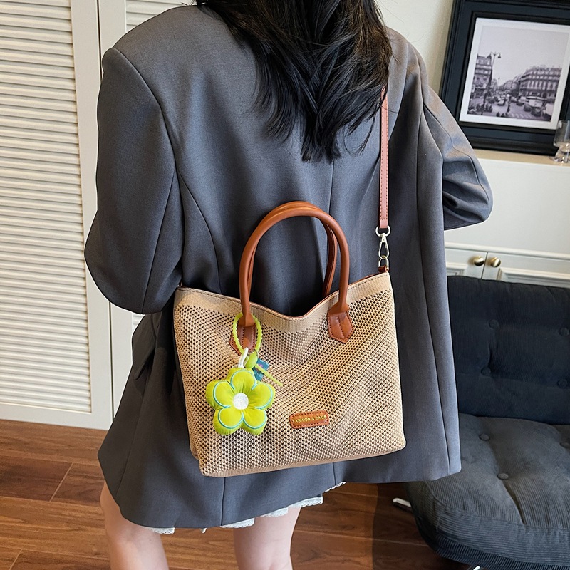 2025 New style straw woven large-capacity bucket bag, women's hand-woven commuting, seaside and beach vacation single-shoulder crossbody bag Application Scenario