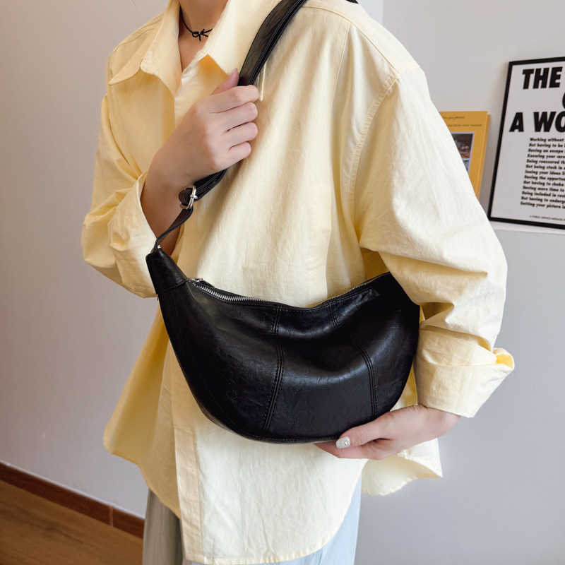 A large-capacity retro dumpling bag for women, a new 2025 trendy and laid-back style single-shoulder bag, a niche commuting crossbody horn bag Specification drawing