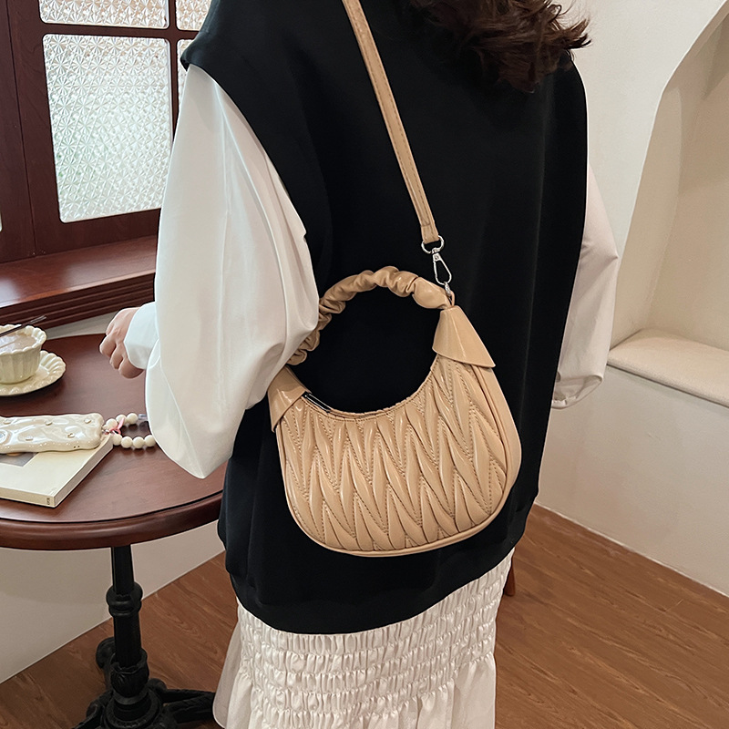 The 2024 new stylish and high-end, niche pleated handbag is a versatile and stylish single-shoulder crossbody bag for going out Application Scenario